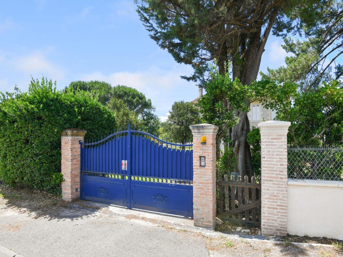 Little With Garden On The Bay Of Arcachon *